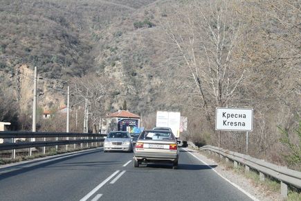 АПИ премахва забраната за ляв завой в Кресна часове преди протеста, местните чакат и колчетата по Е-79