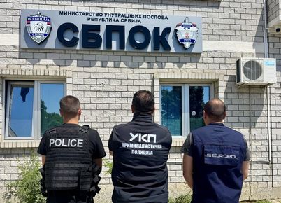 (ВИДЕО) Разбиха международен канал за трафик на мигранти по Балканския маршрут, арестувани са и двама сръбски полицаи