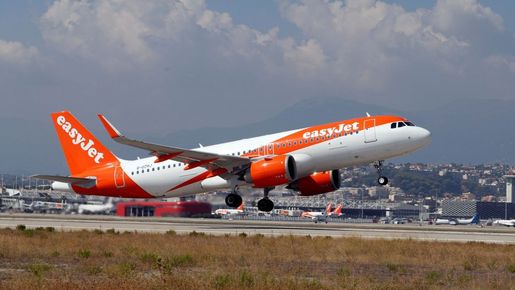 Самолет на EasyJet се върна аварийно в Тенерифе заради масов бой между пътници