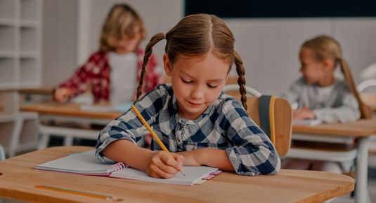 PISA 2025: Българските ученици с рекордно слаб резултат по четене, близо 60% не прилагат знанията си в живота