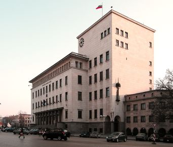 Fitch вдигна перспективата на България, но предупреди: инфлацията и дефицитите остават риск