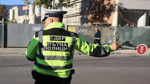 Телефонът зад волана носи 8 контролни точки: Пътна полиция засилва проверките за колани и деца
