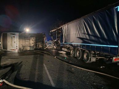 Челен сблъсък между автобус и камион край Пазарджик: Двама загинали
