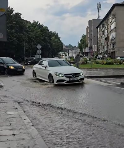 Мощна буря с градушка удари Благоевград