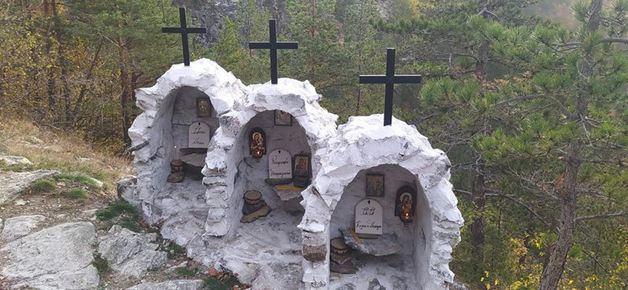 КОГАТО ВЯРАТА НЕ ДЕЛИ, А СЪБИРА! ТОП ПРЕСА представя: Историята на един родопчанин, който изнесе 8 тона камъни на гръб и съгради 6 параклиса, пред които свеждат глава и християни, и мюсюлмани
