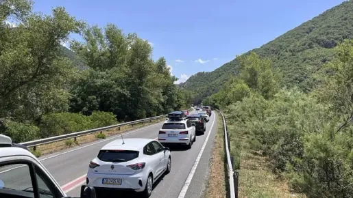 КРЕСНА СТАВА КАПАН: ПЪТНАТА МАФИЯ ЗАПЕЧАТА ГРАДА ЗАРАДИ ТУРИСТИТЕ!