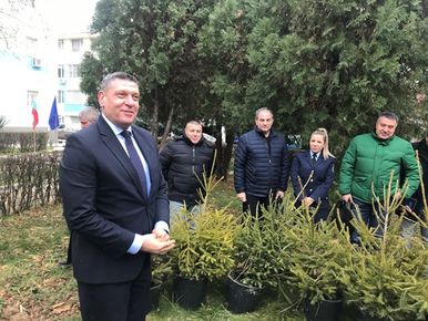 ТОП ПРЕСА ЕКСКЛУЗИВНО: ТАКИ, КАНДЕВ И ЕДНО НАСИЛИЕ НАД КУЧЕ – КАК БАТ ЖОРЕ ПРЕВЪРНА МВР В ЧАСТНА АВТОМИВКА ЗА УСЛУГИ
