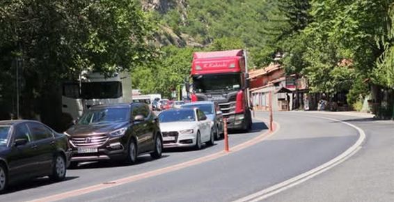 Аварирал камион блокира Кресненското дефиле, километрична колона изнерви шофьорите