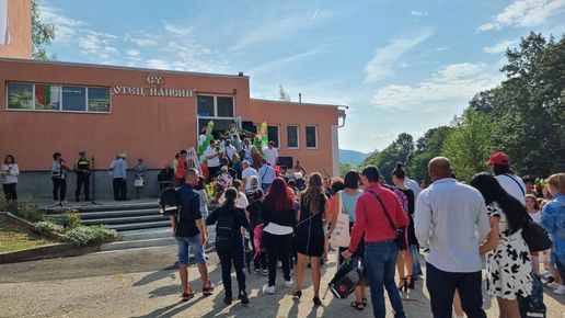 МОН обяви кога ще са ваканциите, учениците с две дълги почивки през пролетта