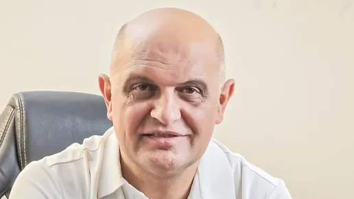 Човекът от другата страна на микрофона: 30 години в ритъма на пиринския футбол и житейската истина
