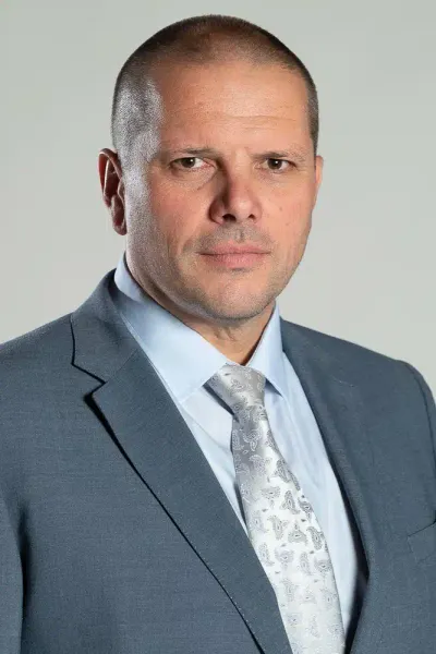 Социален лукс по брезнишки: Защо четири общини купуват бусове за хората, а Брезник избира скъп SUV?