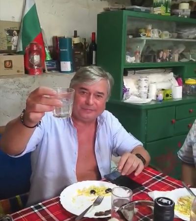ШОКИРАЩО ВИДЕО! Скандал в Благоевград „НАЗДРАВЕ УЧЕНИЦИ“ : Директорът на Трето ОУ Васил Чолаков гръмна в мрежата с чаша и микрофон, родители настръхнаха