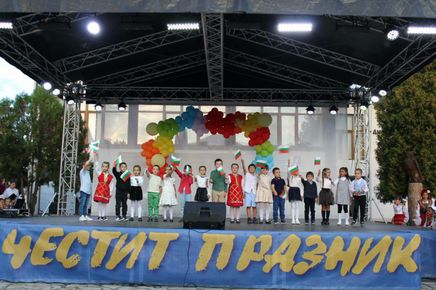 20 години град Добринище: Стотици се събраха в центъра на града за 20-годишния юбилей