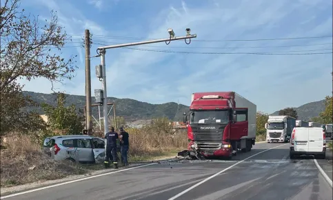 ВНИМАНИЕ! Тежка катастрофа с лек автомобил и камион край Симитли, движението е блокирано