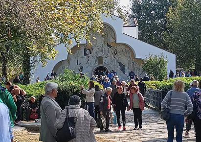 Стотици миряни се стичат в храма на Ванга в Рупите за Петковден