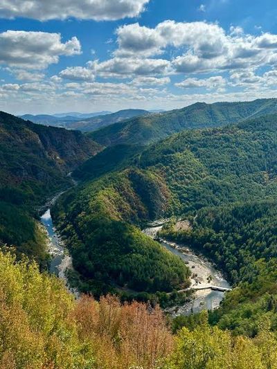 Кой днес владее скалните богатства на Бистрица край река Сатовчанска Бистрица? Заличен концесионер, липсващи пари в регистрите и нова фирма със същото име в навечерието на хаоса