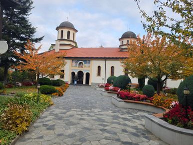 Храмът „Св. Димитър“ в „Струмско“ отбелязва храмовия си празник, впечатлява с красив двор и стенописи