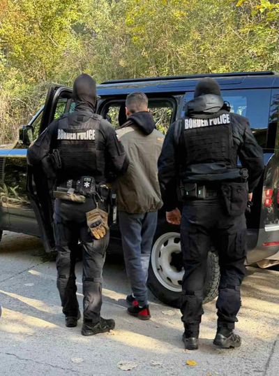 БОМБА В БЛАГОЕВГРАДСКО! Гранична полиция удари канал за мигранти-19 арестувани, бос се укрива в чужбина!
