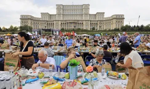 Рекорд на Гинес: 20 000 души седнаха на най-дългата маса в света в Румъния