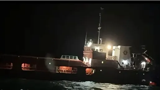 Първи кадри от среднощната операция по спасяване в бурните води на Черно море