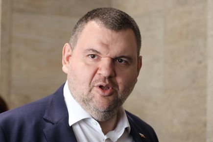 Пеевски се жалва по цял свят за разкритата информация за ВИП-полетите му с Дисислава Атанасова
