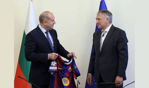 Премиерът обсъди с представители на FC Barcelona идеята за приятелски мач между тима и националния отбор на България