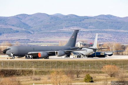 Американските военни самолети започнаха да кацат на авиобаза “Безмер”