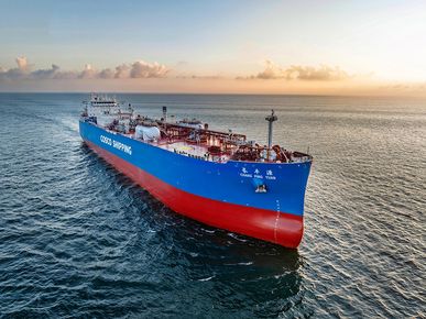 Китай завърши първия си свръхголям танкер за втечнен газ