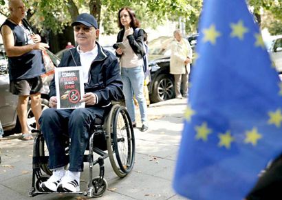 Хора с увреждания отново протестираха пред общината за достъпна среда в София