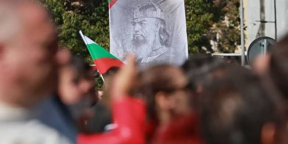 С тържествена държавна церемония и аплодисменти на десетки хиляди граждани България посреща тленните останки на цар Самуил в София
