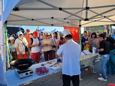 Китайски готвач направи фурор на фестивала „Вкусовете на България“