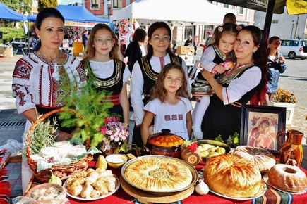 Боб, качамак и кръшни хора! „Вкусовете на България“ превърнаха Брезник в огромен празник