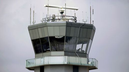 Полетът на Delta „почувства голям взрив“, след като очевидно е бил ударен от фойерверк при кацане в Чикаго