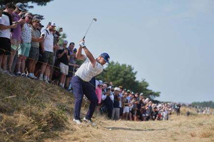 DeChambeau усеща любовта на феновете на British Open и остава в състезанието за бордовата кана