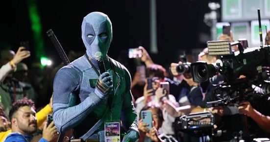 Райън Рейнолдс прави изненадваща поява като облечен в деним Дедпул на Comic-Con