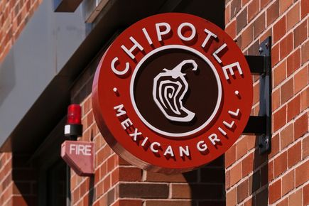 Chipotle изтегля халапеньо от някои ресторанти, тъй като здравните служители разследват епидемия от салмонела