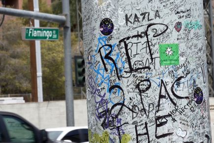 „RIP King`: Феновете отдават уважение на Тупак Шакур, надяват се на справедливост, тъй като процесът за убийство наближава края си