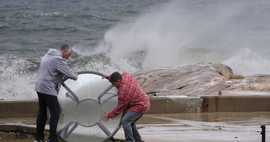 Nor`easter падна на източното крайбрежие, заплашва милиони със сериозни наводнения и мощни ветрове