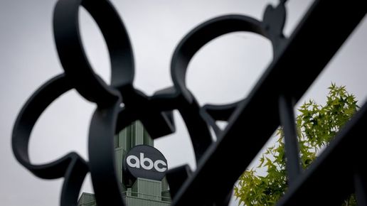 ABC към федерален съдия: FCC на Тръмп държи главата ни на „гилотина“