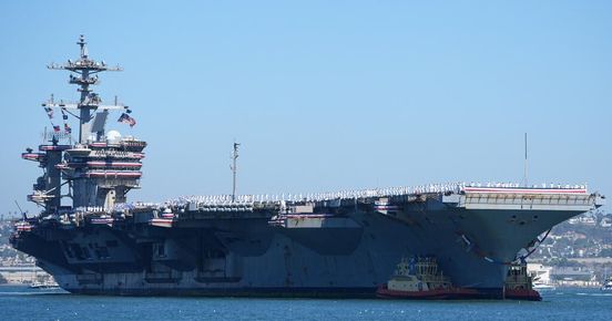 USS Lincoln акостира в Сан Диего, завръщайки се у дома за първи път от повече от 10 месеца