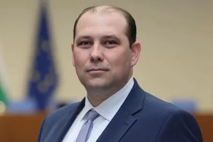 Валери Лачовски: Не приемствеността е проблемът, а опитът тя да бъде представена като лично постижение