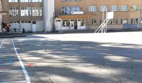 Ред за достъп до училищните дворове в извънучебно време да изготвят кметът и директорите на общински училища в Плевен, решиха съветниците