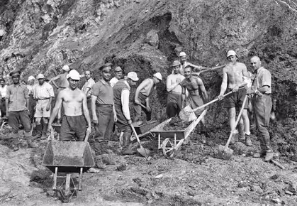 Закон срещу безделниците и празноскитащите е приет на 8-ми август 1946 г.