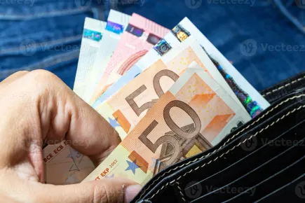 Момче си напазарува с фалшиви пари в Червен бряг
