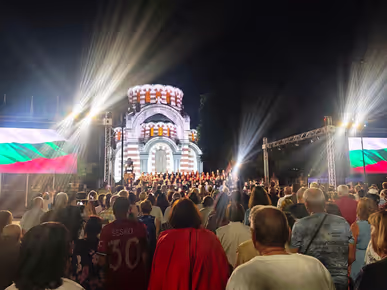 Плевен с празничен музикален спектакъл „България се ражда“ по повод 141 години от Съединението (СНИМКИ)