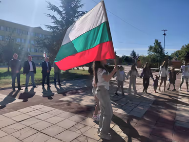 Гулянци отбеляза Деня на Независимостта на България и 118 години от нейното обявяване (СНИМКИ)
