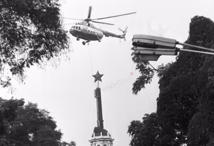 Преди 36 години е премахната петолъчката от Партийния дом в София