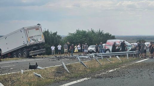 Отново: Тир разкъса мантинелата и удари кола в насрещното, има жертви и ранени
