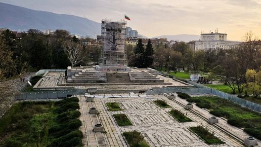 Терзиев прави международен конкурс за визията на Княжеската градина, Паметникът на съветската армия – извън дебата
