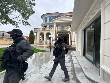 Арестувани са 11 души и са проверени 31 адреса в страната при спецоперация срещу престъпна група за източване на средства от обществени ВиК поръчки /снимки, видео/
